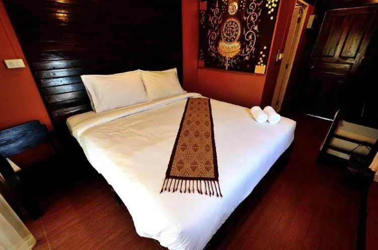 ห้องเตียงใหญ่พร้อมเครื่องปรับอากาศ