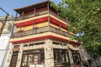 Mythos Guesthouse Отели в г. 