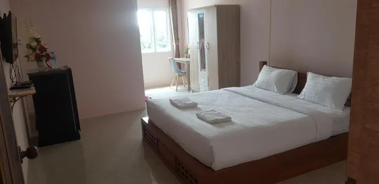 ห้องเตียงใหญ่ พร้อมห้องน้ำส่วนตัว