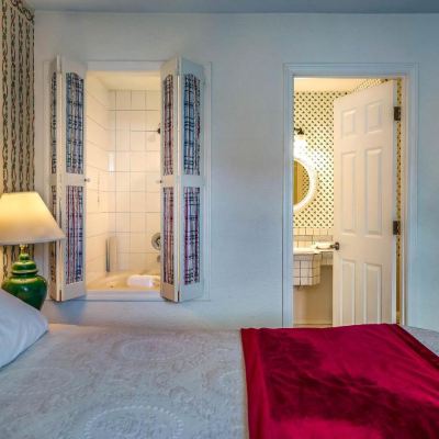 Queen Suite Auld Holland Inn Promo Code