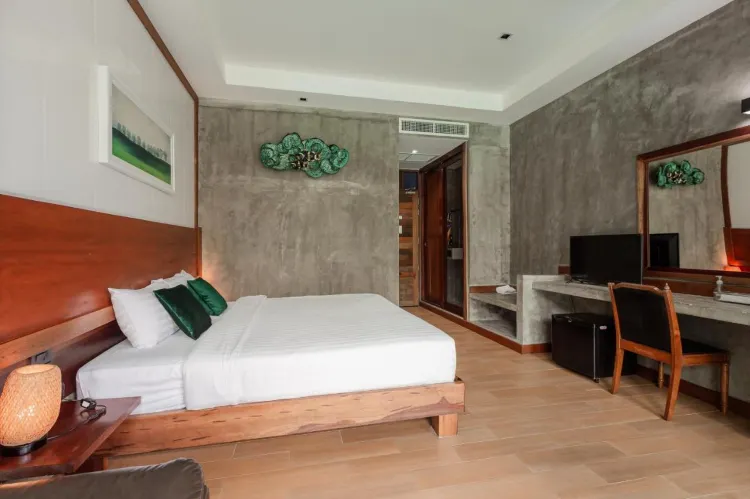 ห้องดีลักซ์ เตียงใหญ่ พร้อมทางลงสระว่ายน้ำ