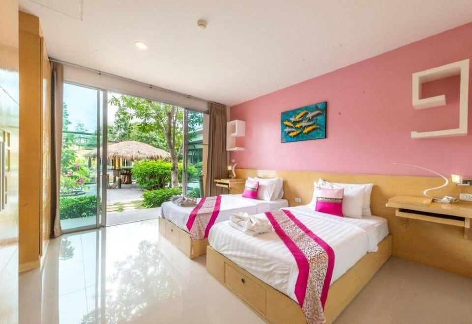 泳池景特大床套房