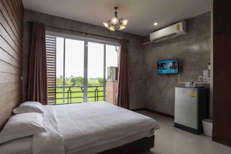 ห้องเตียงใหญ่ พร้อมระเบียง