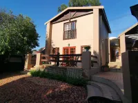 Paulshof Sandton Apartments - Hluhluwe Road Complex Hotels in 