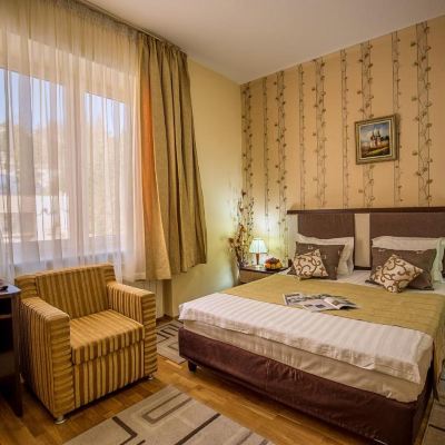 標準三人房 裏奈科布爾酒店優惠