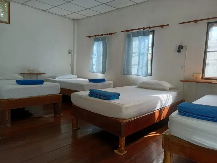 ห้องบังกะโลเตียงเดี่ยว 4 หลัง มีเครื่องปรับอากาศ