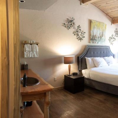 Deluxe King Room Arrowhead Mountain Lodge Promo Code