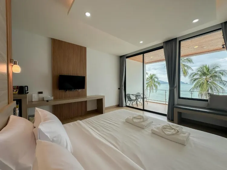 ห้องเตียงใหญ่ พร้อมวิวทะเล