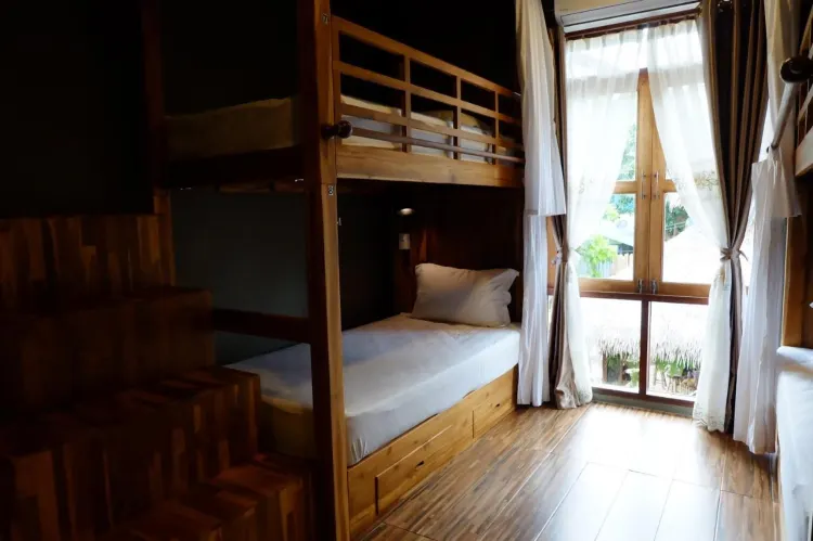 เตียงในหอพักรวมชายหญิง 8 เตียง