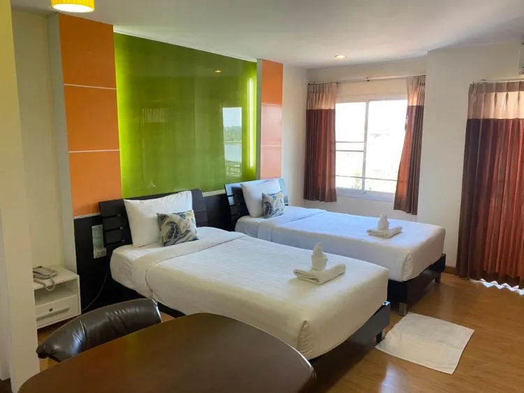 ห้องดีลักซ์เตียงแฝดพร้อมวิวทะเลสาบ