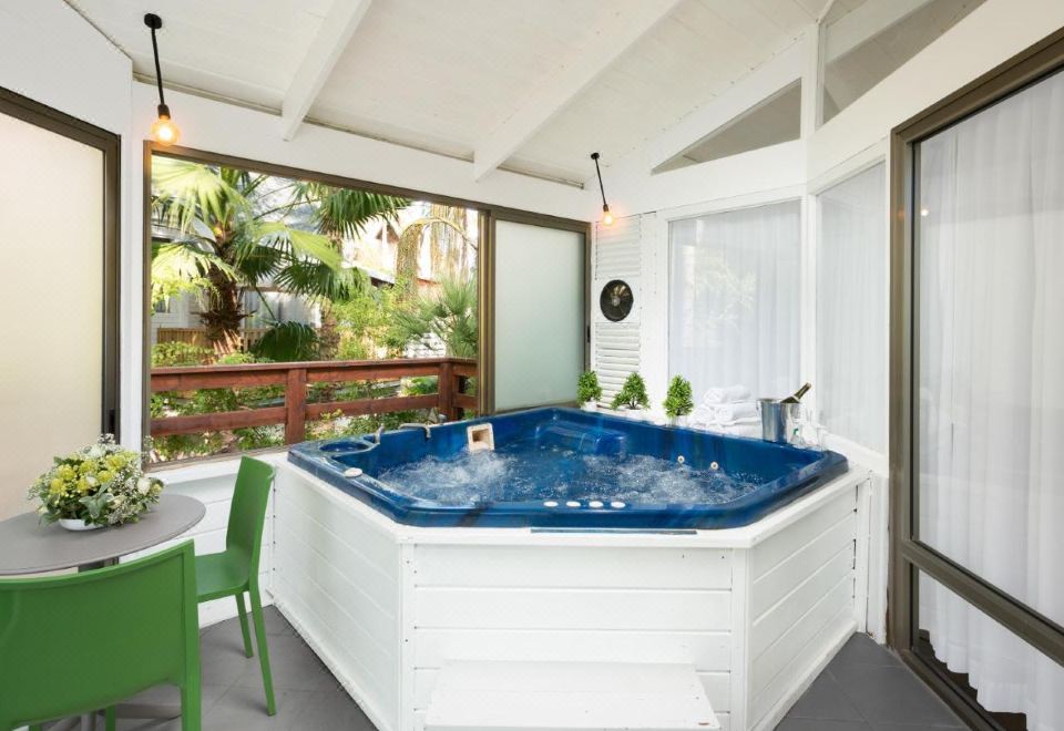 豪华套房 - 带spa浴缸和私人露台