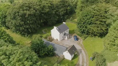 Relax in traditional farmhouse cottage perfect for touring South & West Ireland. Hotele w: 