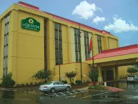 La Quinta Inn & Suites by Wyndham Memphis Airport Graceland