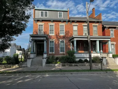 Downtown Dubuque Retreat, Spa Access, Private Deck, One Block to Farmers Market, Hotel di 