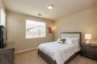 Clovis House, Sleeps 10, Hammock, Covered Patio, Game Table