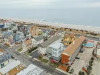 Stand-alone cottage, ocean view, seconds to beach, and short walk to downtown!
