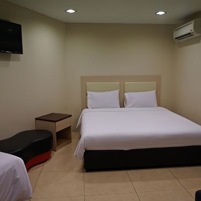 Bilik Deluxe Bertiga Kupon Hotel 916