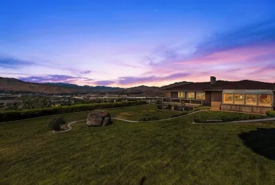 Wenatchee Mansion. 6500 sqft, pool, hot tub, 7 BR, theater, billiards and more! Hotele w: 