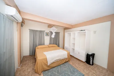 A personalized & Spacious Hilltop Orchard Villa- 5 min to the city. Hotel a 