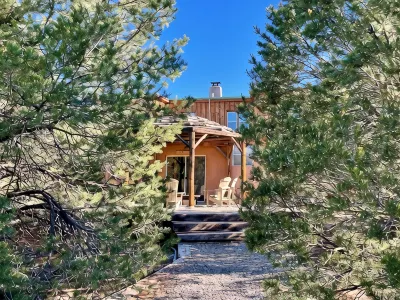 At Home in the Enchanted Forest of Carson between Taos & Ojo Caliente! Ξενοδοχεία στην πόλη 