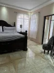 Spacious 5-bedroom house in lovely Kingston with WiFi, AC Hotel a 