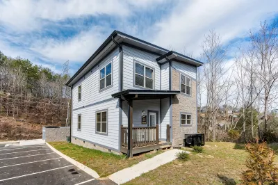 Charming New 5BR/4BA Cabin Near Dollywood. No Stee Hotele w: 