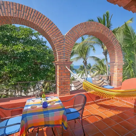 Beachside Casita, new and secure in lovely, quiet north side neighborhood.