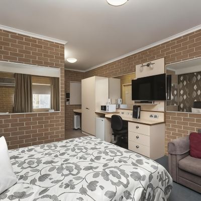 Deluxe Queen Room Grand Manor Motor Inn Promo Code