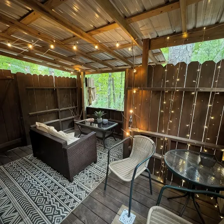 Tale of the trout cabin located 1 mile from the trout stream and Lake Отели в г. Брокен Боу