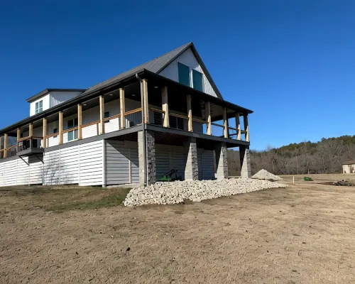 RIVERFRONT  NEW 4-bedroom house with WiFi and AC in Calico Rock Hotels in Izard County