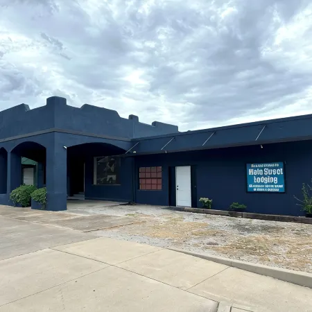 2 Br Large & Cozy Apartment, Front Door & Parking Both under Drive-Thru Carport