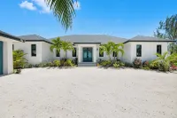 "New" 5 bedroom Exuma Beach Front Estate w/ Pool & No Neighbors on either side! Hotéis em 