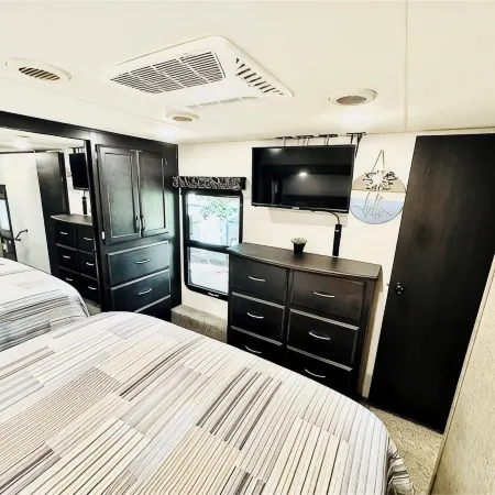 Cozy and serene RV in Broken Bow. Pet friendly, WiFi, 2 bedroom, fireplace. Отели в г. Брокен Боу
