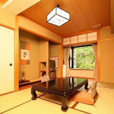 Japanese Style Room with Shiroyama View (8 Tatami)