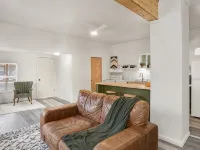 Cozy retreat near Sandpoint, Idaho. Close to Downtown, the lake and skiing. Hotels in Ponderay