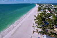 Charming Ground Level Resort Style 3 unit Condo  - unit C