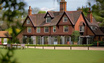 Ravenwood Hall Hotel - Housity