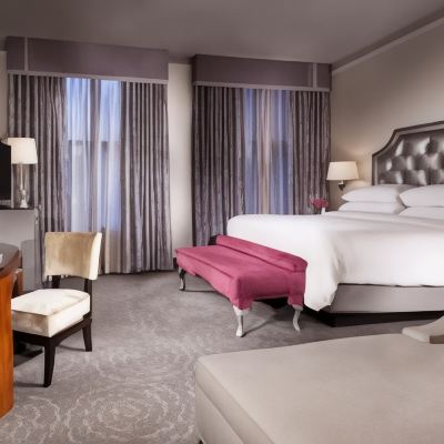 Premium Junior Suite King Roll-in Shower Silversmith Hotel Chicago Downtown Promo Code
