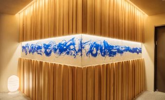 Neon Hotel - Housity