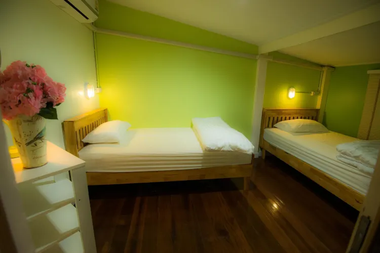 ห้องเตียงใหญ่หรือเตียงแฝดพร้อมห้องน้ำที่ใช้ร่วมกัน