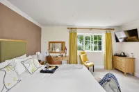 The Mole Resort - Lodges Hotels in 