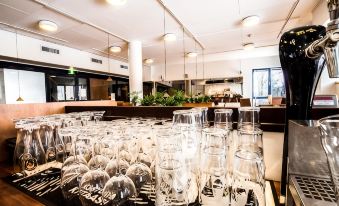 Pilot Airport Hotel - Housity