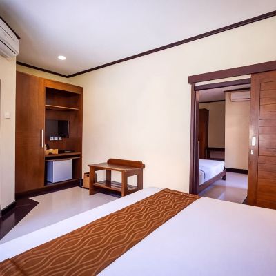Deluxe Premier Interconnecting Room With Pool View