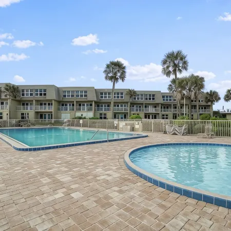 Coquina B103- Steps to the Beach & Pool