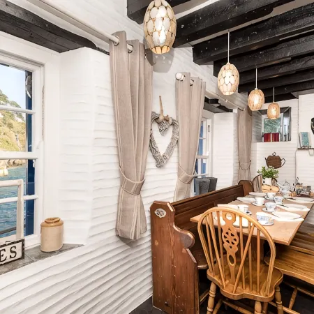 Stunning house right by the sea, spectacular far reaching sea views in Polperro Отели в г. Лоо