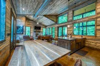 WILL HIKE FOR TACOS luxury spacious cabin, cozy, quiet, amazing deck. sleeps 8