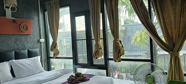 Standard-1 Bed Queen Non-Smoking