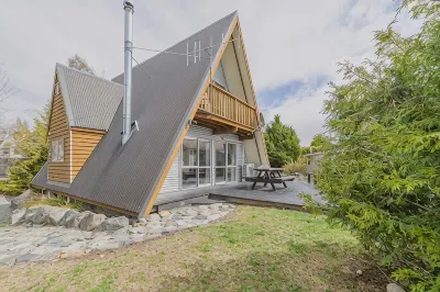 Cozy Lake Tekapo Stay with Mountain Views Hotels in 