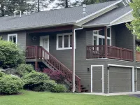 Luxurious Townhome Minutes From Beautiful Downtown, Golf Course, And Ski Area