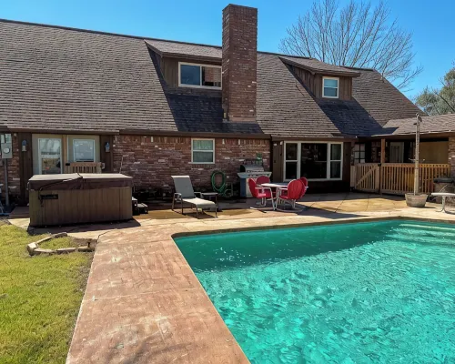 Beautiful Tudor Style home centrally located, and packed with amenities! ベルトンのホテル